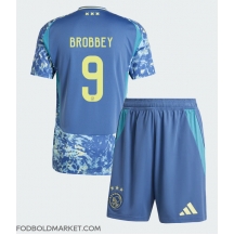 Ajax Brian Brobbey #9 Udebanetrøje Børn 2024-25 Kortærmet (+ Korte bukser)