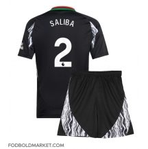 Arsenal William Saliba #2 Udebanetrøje Børn 2024-25 Kortærmet (+ Korte bukser)