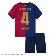 Barcelona Ronald Araujo #4 Hjemmebanetrøje Børn 2024-25 Kortærmet (+ Korte bukser)