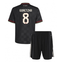 Bayern Munich Leon Goretzka #8 Tredjetrøje Børn 2025-26 Kortærmet (+ Korte bukser)