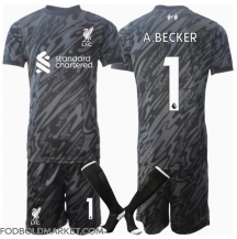 Liverpool Alisson Becker #1 Målmand Hjemmebanetrøje Børn 2024-25 Kortærmet (+ Korte bukser)