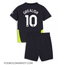 Manchester City Jack Grealish #10 Udebanetrøje Børn 2024-25 Kortærmet (+ Korte bukser)
