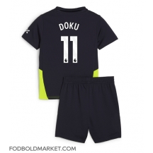 Manchester City Jeremy Doku #11 Udebanetrøje Børn 2024-25 Kortærmet (+ Korte bukser)